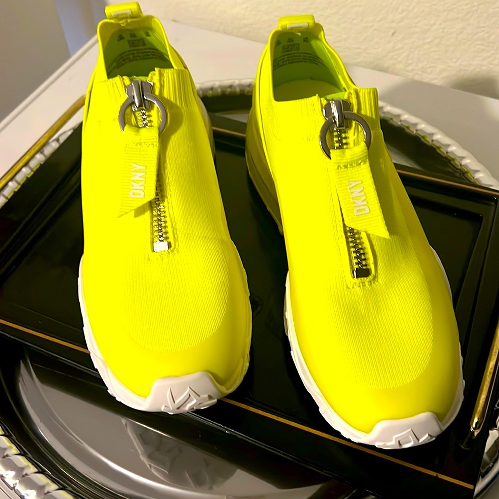 Hi,1”heel.round toe slip on sneakers with vamp zipper.Closure knit fabric/rubber